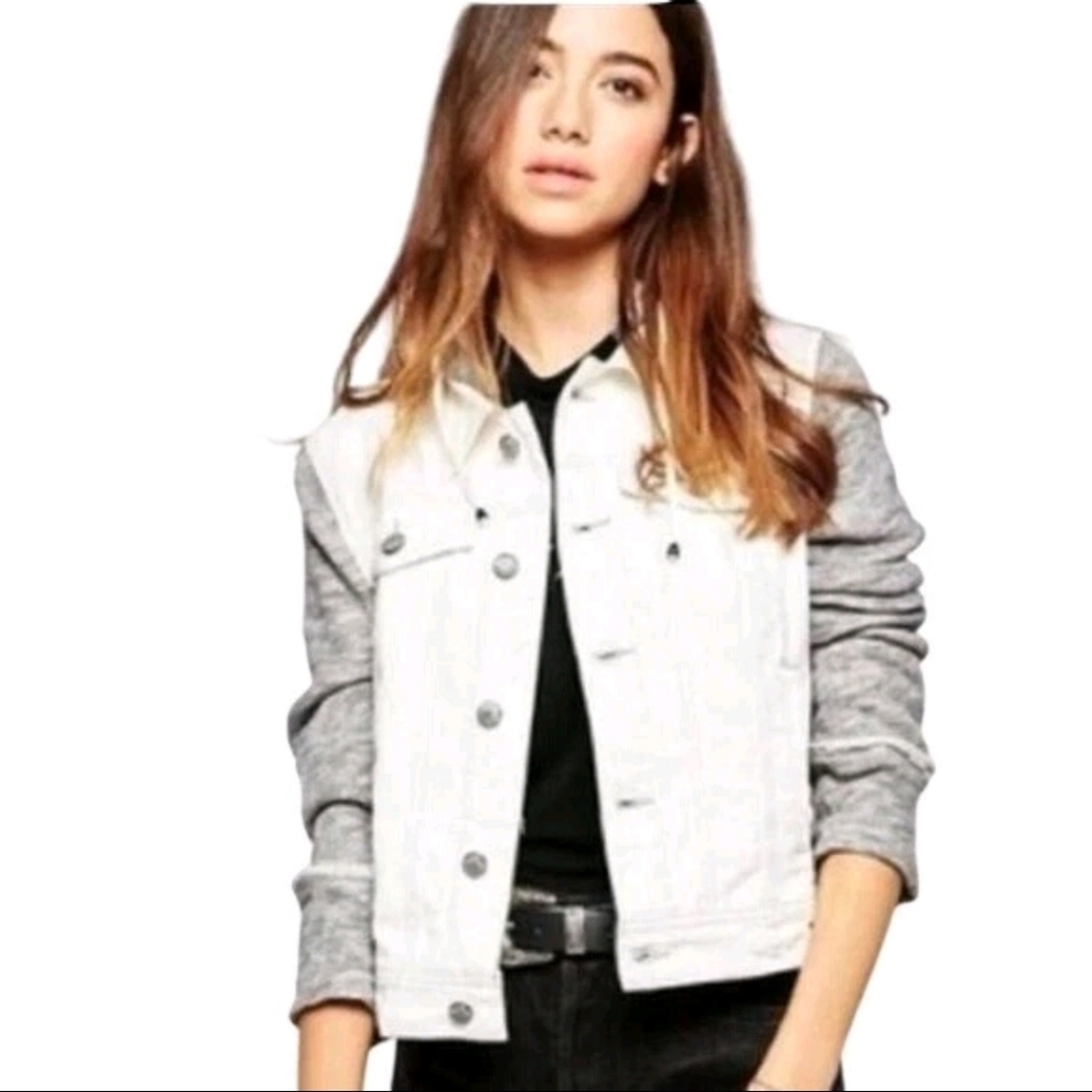 FREE PEOPLE  Women's Jean Jacket Off White Grey Knit‎ Sleeves Distressed Medium